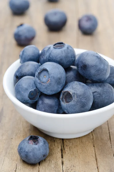 碗的木制背景上的新鲜蓝莓 — 图库照片
