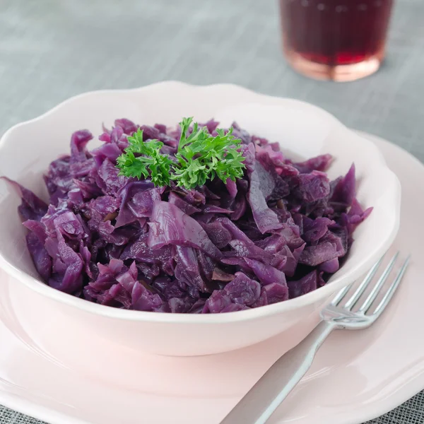 Braised red cabbage with apple — Stock Photo, Image