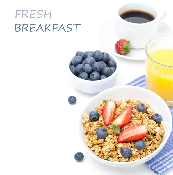 Πρωινό με σπιτικό μούσλι και φρέσκα μούρα, χυμό πορτοκάλι — Φωτογραφία Αρχείου