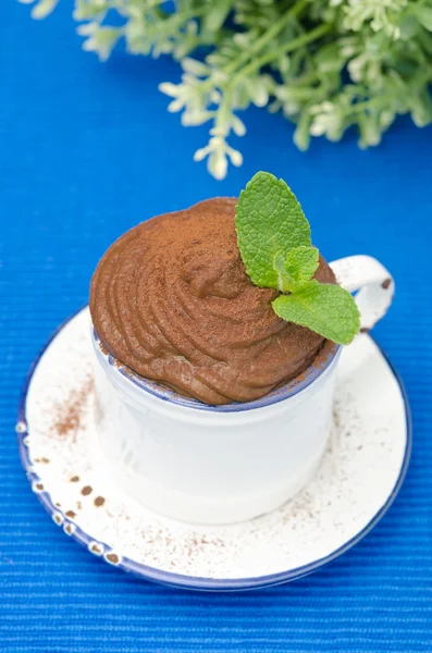 Mousse di cioccolato in una tazza guarnita con menta, vista dall'alto — Foto Stock