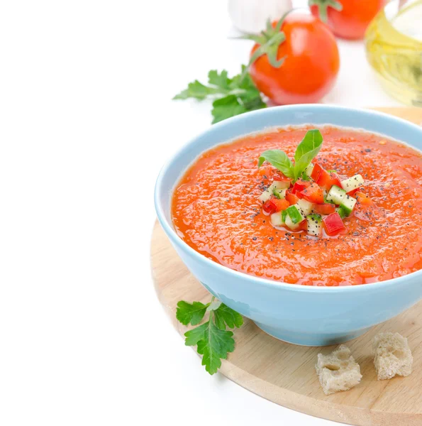 Pomidor zimne zupy gazpacho z bazylią i grzankami w misce — Zdjęcie stockowe