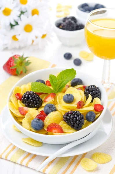 Cornflakes, fresh berries and orange juice for breakfast — Stock Photo, Image