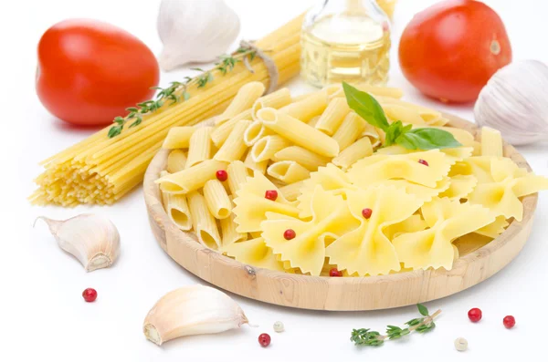 Different kinds of Italian pasta, fresh tomatoes, olive oil — Stock Photo, Image