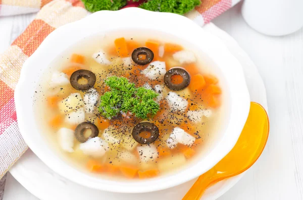 土豆、 胡萝卜、 橄榄水平顶视图的鱼汤 — 图库照片