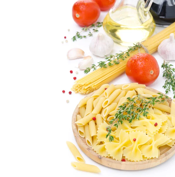 Diferentes tipos de pasta italiana, tomates frescos, aceite de oliva — Foto de Stock