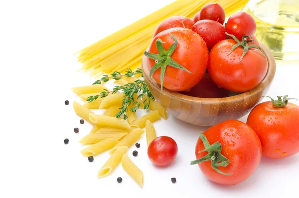 Tomates fraîches, pâtes penne, spaghettis et épices sur un blanc — Photo