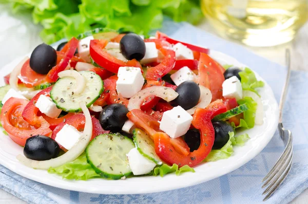 希腊沙拉配乳酪、 橄榄和蔬菜板上 — 图库照片