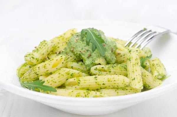 Pasta penne met saus van rucola en groene erwten close-up — Stok fotoğraf