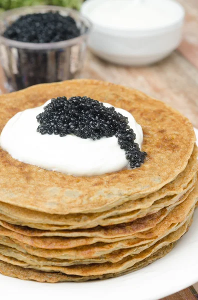 Frittelle di patate con panna acida e caviale fuoco selettivo — Foto Stock