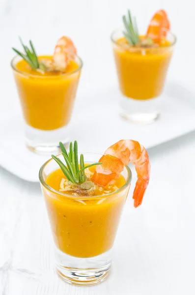 Pumpkin soup with shrimp, Parmesan and rosemary in portion glass — Stock Photo, Image