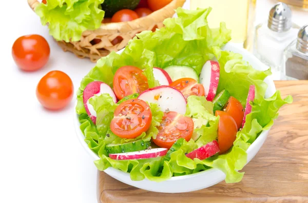 Salada com legumes frescos e ingredientes para fechar a salada — Fotografia de Stock