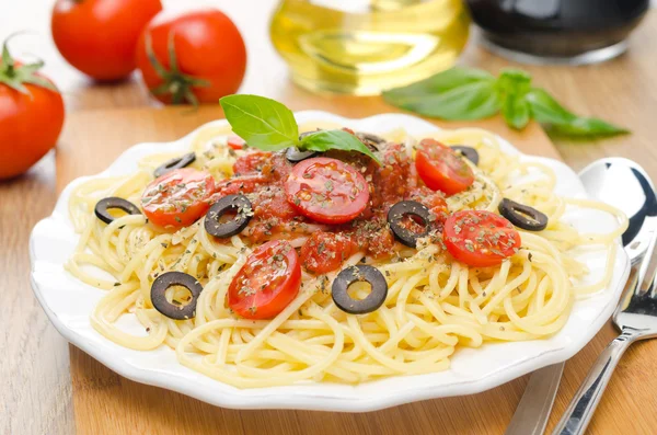 Spaghetti with tomato sauce, cherry tomatoes and olives — Stock Photo, Image