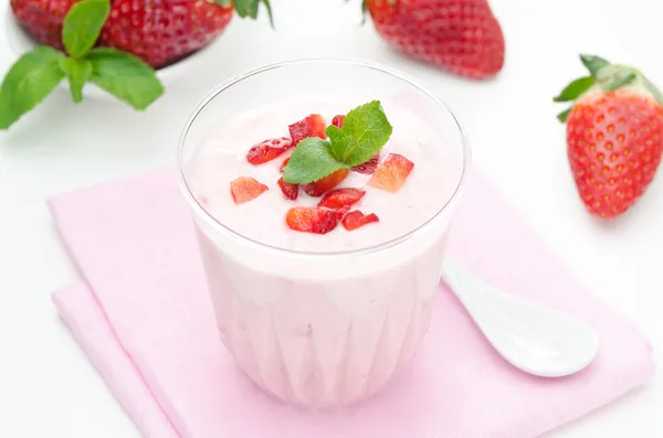 Strawberry yogurt and fresh strawberries horizontal — Stock Photo, Image