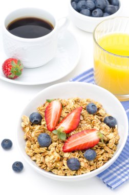 Kahvaltı ev yapımı granola ve taze çilek, portakal suyu
