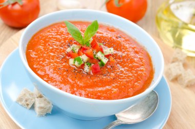 fesleğen ve croutons bir kase ile soğuk domates çorbası gaspaço