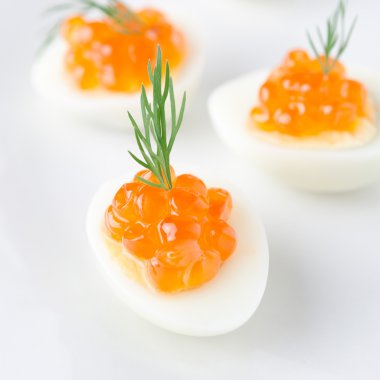 bıldırcın yumurtası, havyar ve dereotu ile
