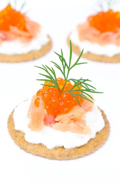 Appetizer crackers with cream cheese, salted salmon, red caviar — Stock Photo, Image