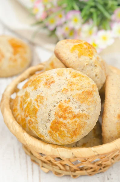 Korg med hembakat bröd rullar närbild, ovanifrån — Stockfoto