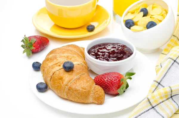 Café da manhã com croissant, geléia, frutas frescas, café com leite — Fotografia de Stock