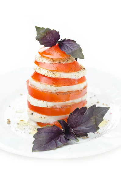 Ensalada Caprese hecha con queso mozzarella, tomates, albahaca fresca — Foto de Stock