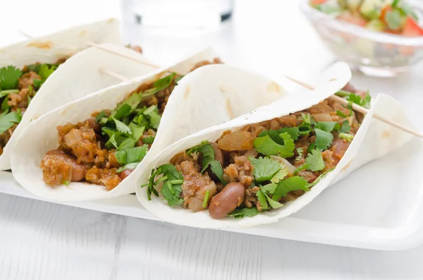 Chili con carne em tortilhas de trigo — Fotografia de Stock