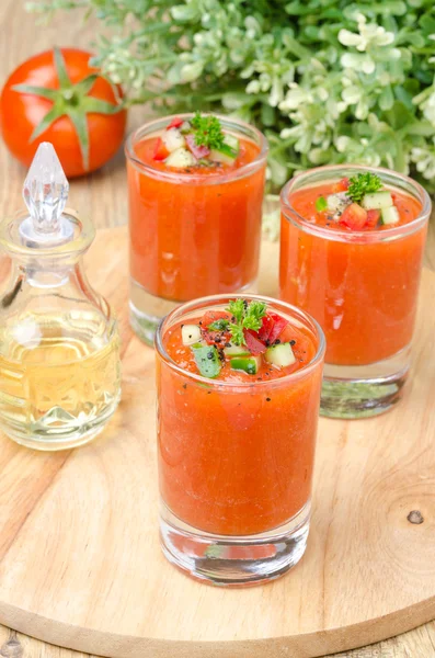 Gazpacho di zuppa di pomodoro freddo in bicchieri di porzione su una tavola di legno — Foto Stock