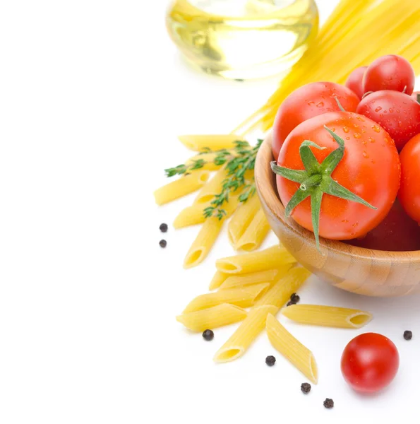 Fresh tomatoes, penne pasta, spaghetti and spices isolated — Stock Photo, Image