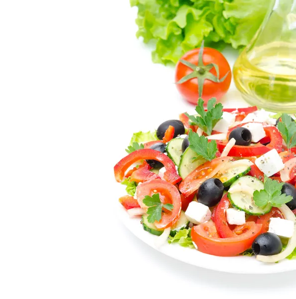 Salada grega com queijo feta, azeitonas e legumes — Fotografia de Stock