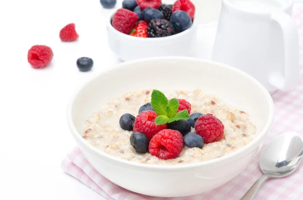 Healthy breakfast - oatmeal with fresh berries isolated on white — Stock Photo, Image