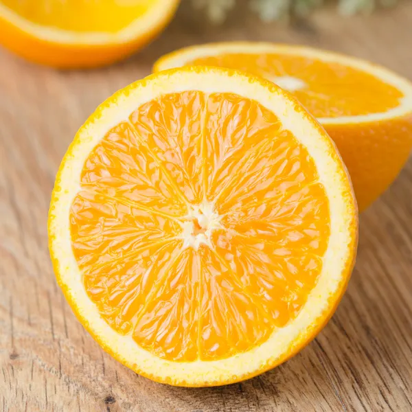 Hälften en orange på bordet — Stockfoto
