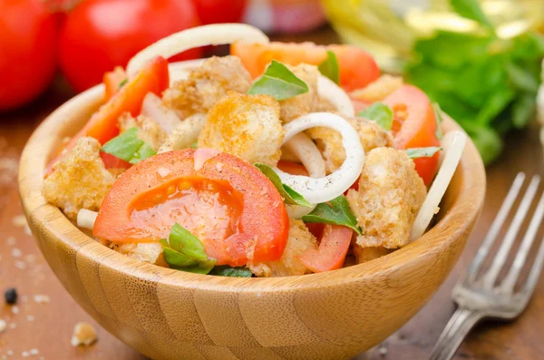 Italian salad panzanella dengan tomat, bawang bombay dan croutons — Stok Foto