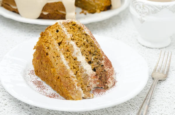 Piece of carrots and pumpkin cake with coffee cream on the plate — Stock Photo, Image