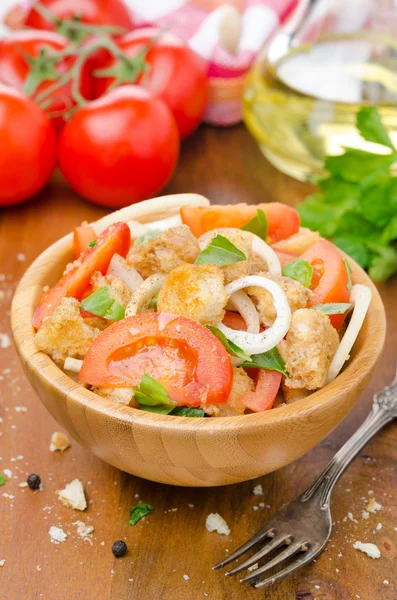 Italian salad panzanella dengan tomat, bawang bombay dan croutons — Stok Foto