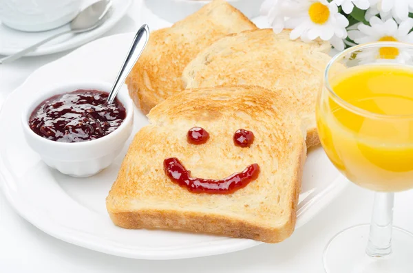 Tostadas con una sonrisa de mermelada, café, zumo de naranja y naranja fresca — Foto de Stock