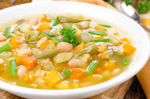 Zeleninová polévka s bílými fazolemi a přípitek vodorovná — Stock fotografie