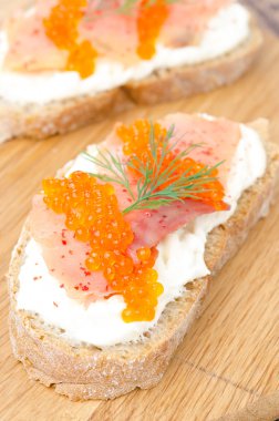 sandviç somon ve kırmızı havyar ile krem peynir, tuzlu