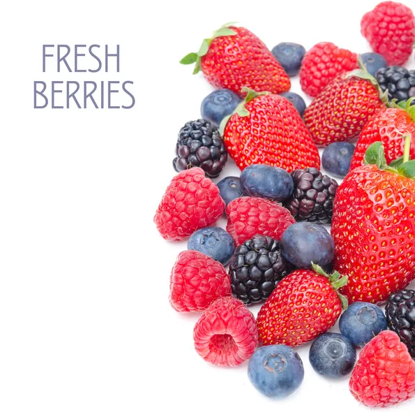 Vegyes friss bogyós gyümölcsök, elszigetelt fehér background — Stock Fotó