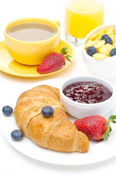 Desayuno con croissant, mermelada, bayas frescas y café — Foto de Stock