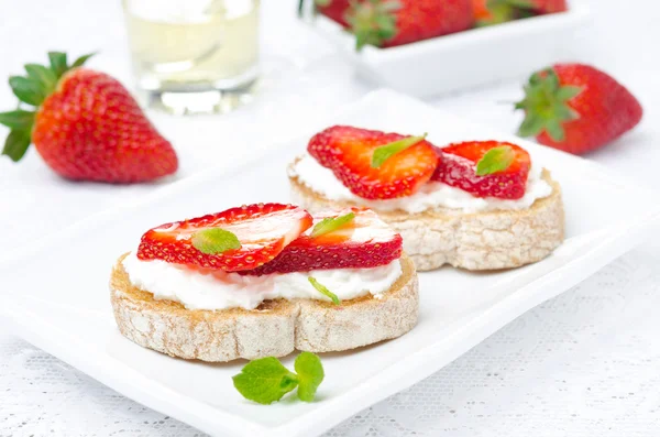 Bruschetta with goat cheese, fresh strawberries and mint — Stock Photo, Image