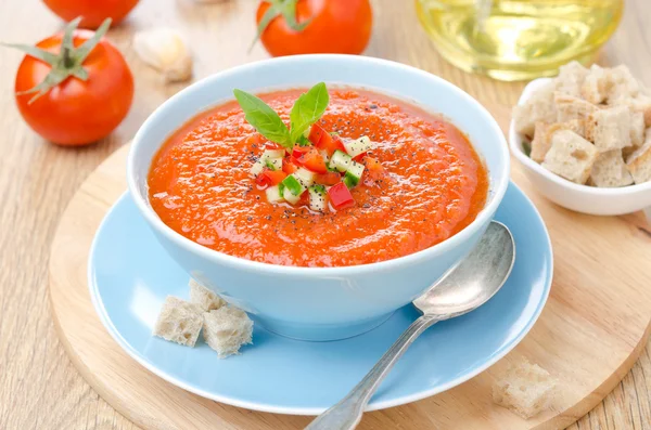 Koude tomaat soep gazpacho met basilicum en broodkapjes in een kom — Stockfoto