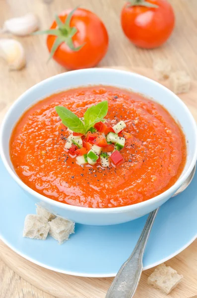bir kase üstten görünüm içindeki basil ile soğuk domates çorbası gaspaço