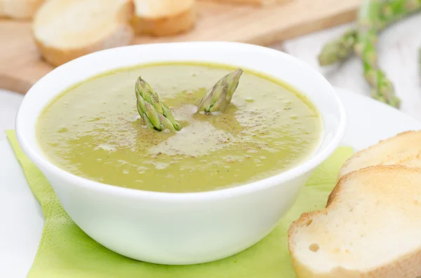 Sopa de crema de espárragos y guisantes verdes de cerca — Foto de Stock