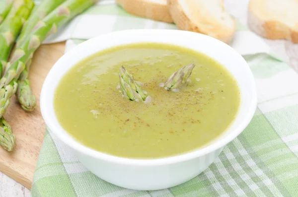 Cream soup of asparagus and green peas with toasted bread — Stock Photo, Image