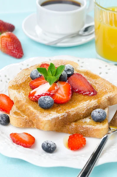 Krokante toast met honing, verse aardbeien en bosbessen — Stockfoto