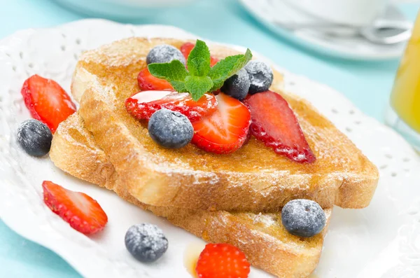 Renyah roti panggang dengan madu, berry segar, secangkir kopi — Stok Foto