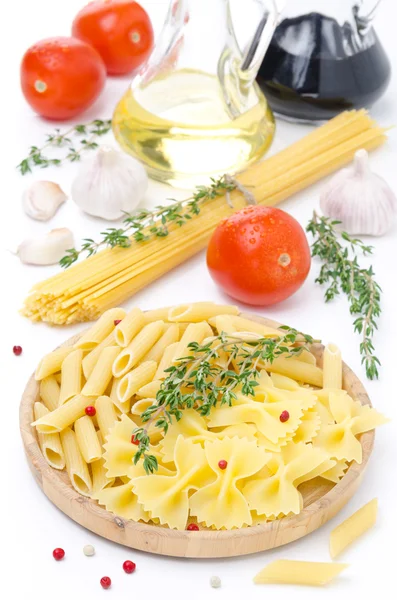 Different kinds of Italian pasta, fresh tomatoes, olive oil — Stock Photo, Image