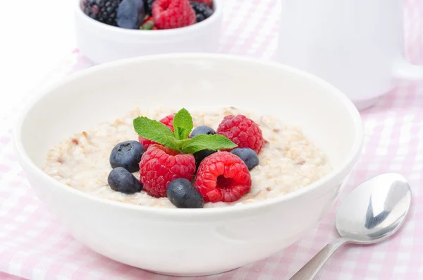 Здоровый завтрак - овсянка со свежими ягодами, горизонтальный — стоковое фото