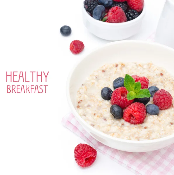 Desayuno saludable - harina de avena con bayas frescas aisladas en blanco —  Fotos de Stock