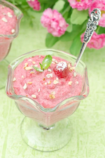 Mousse di lamponi decorata con menta e lamponi freschi — Foto Stock