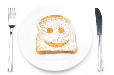 bir gülümseme bir tabak, çatal ve bıçak üzerine pudra şekeri ile tost